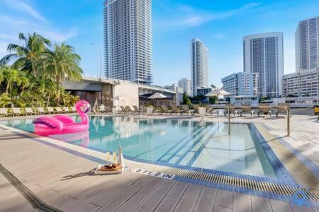 Upper studio Balcony Pool Gym - Near Beach